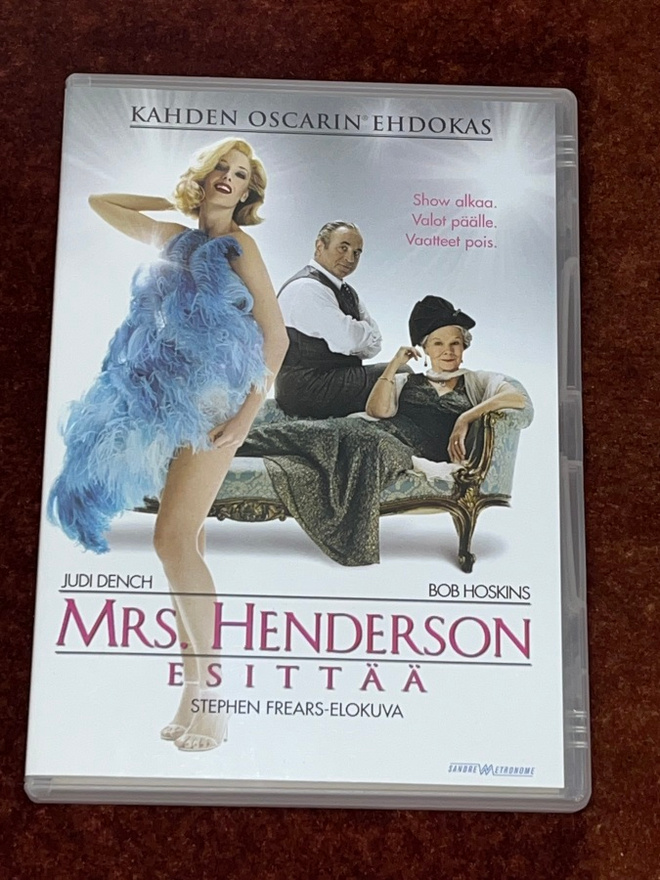 MRS. HENDERSON ESITTÄÄ - DVD - judi dench bob hoskins