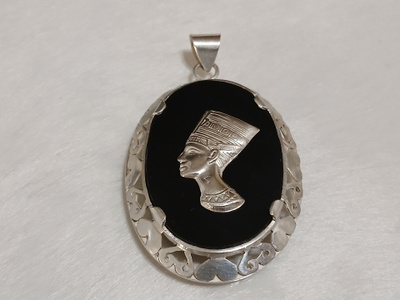 Vintage Hopea Art Deco Egyptiläinen Nefertiti riipus sydän
