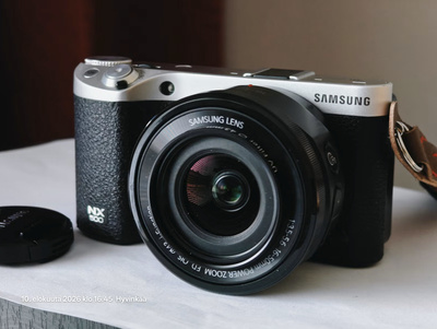 Samsung nx500 28.2mp + 2 obtiikkaa, virheettömät.