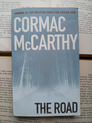 Cormac McCarthy - The Road (paperback)