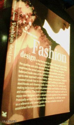 Sue Jenkyn Jones: Fashion Design (Sis.postikulut)