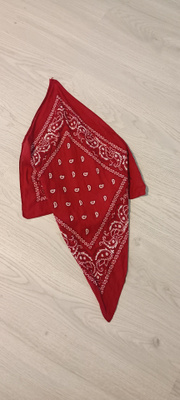 Viininpunainen bandana huivi