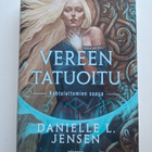 Jensen, Danielle L.: Kohtalottomien saaga 1: Vereen tatuoitu - pikkukuva 1
