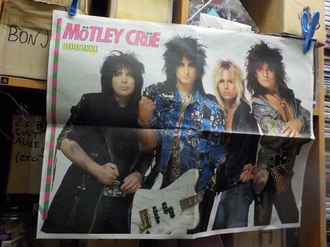 MÖTLEY CRUE / GUNS N ROSES JULISTE SUOSIKKI LEHDESTÄ