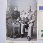VANHA CDV Visiitti Valokuva Perhe Lapsi Tyttö Nukke 1900-l - pikkukuva 1