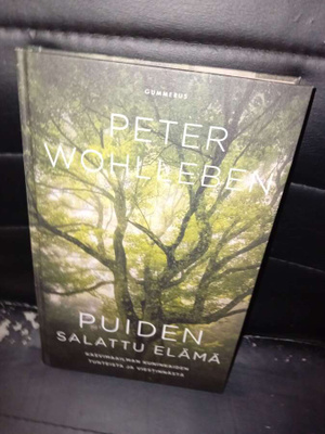 WOHLLEBEN : PUIDEN SALATTU ELÄMÄ ( SIS  POSTIKULU  )