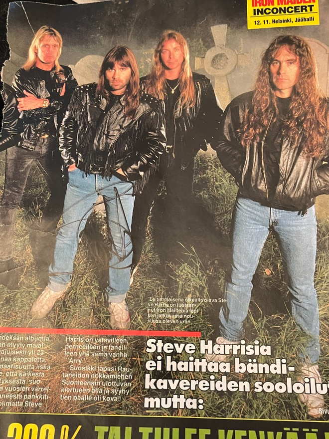 Steve Harris / Iron Maiden nimikirjoitus lehtikuvassa