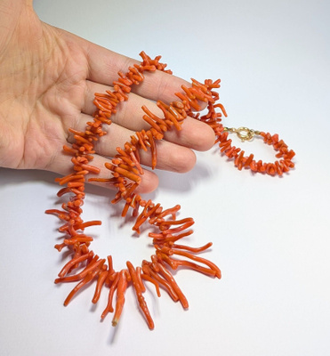 Koralli kaulakoru (585)