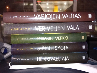 5 kpl Muinainen pimeys sarjaa ( SIS POSTIKULU)