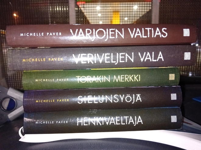 5 kpl Muinainen pimeys sarjaa ( SIS POSTIKULU)