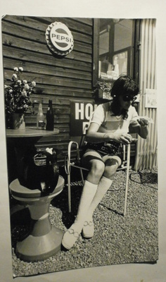 Nuori leidi nauttii 1960-luvun kesästä kioskilla, valokuva