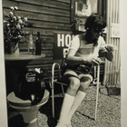 Nuori leidi nauttii 1960-luvun kesästä kioskilla, valokuva - pikkukuva 1