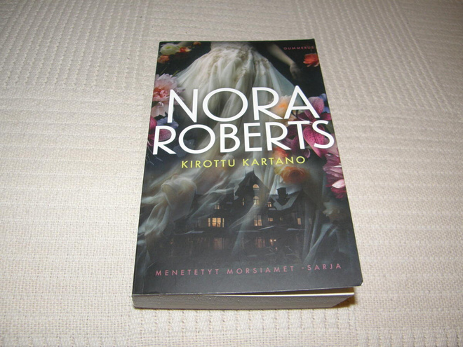 Nora Roberts Kirottu kartano   -pok