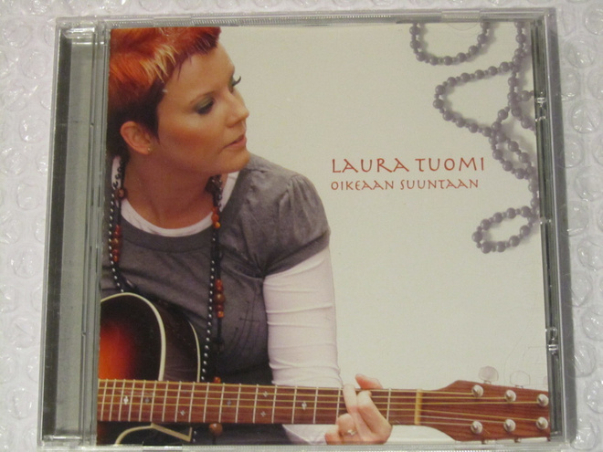 Laura Tuomi • Oikeaan suuntaan CDr