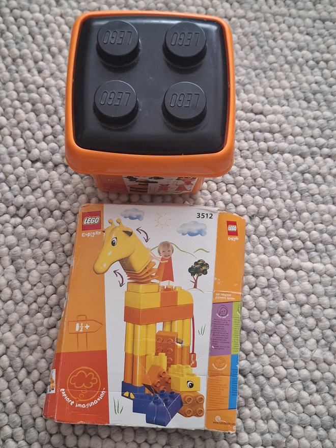 2 LEGO DUPLO -settiä: 3512 Kirahvi ja 4083 Explore box