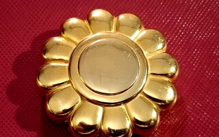 CARTIER vintage-tuoksu kullatussa puuterirasiassa