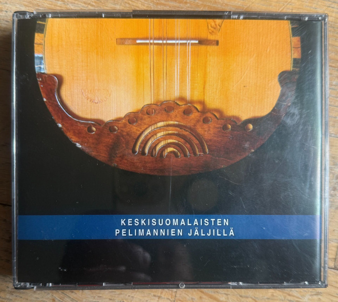 KESKISUOMALAISTEN PELIMANNIEN JÄLJILLÄ (2 CD) + VIHKOT
