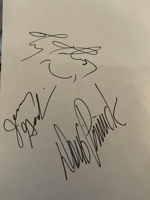 King's X nimikirjoitukset paperilla