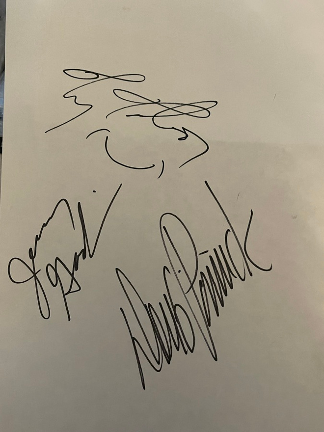 King's X nimikirjoitukset paperilla