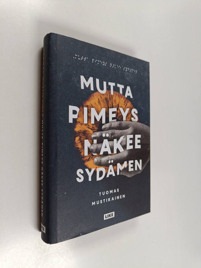 Tuomas Mustikainen : Mutta pimeys näkee sydämen : romaani