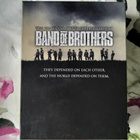 BAND OF BROTHERS-TAISTELUTOVERIT-6 DVDtä PAHVIKOTELOSSA - pikkukuva 1