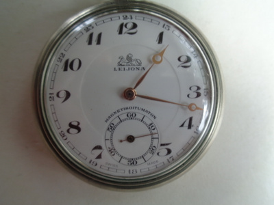LEIJONA MAGNETISOITUMATON SWISS MADE TASKUKELLO
