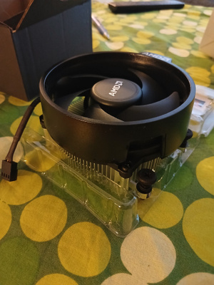 AMD Ryzen 7 5700G:n mukana tullut jäähdytin, socket AM4.