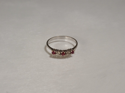Upea vintage Hopea rivisormus punaisella kivellä 835