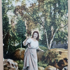 Nuori leidi paimenessa, ylittää puroa kiviä pitkin p. 1908 - pikkukuva 1