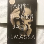 Antti Rönkä - Jalat ilmassa (pokkari) - pikkukuva 1