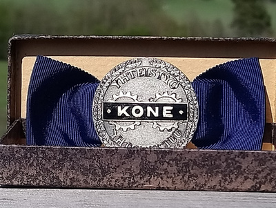 Hopeinen Kone ansiomerkki. Alkuperäinen rasia Leimalla V - 6