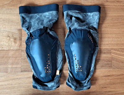 Maastokuvioiset polvisuojat Pearl Izumi