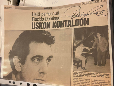 Placido Domingo lehtikuva nimikirjoituksella