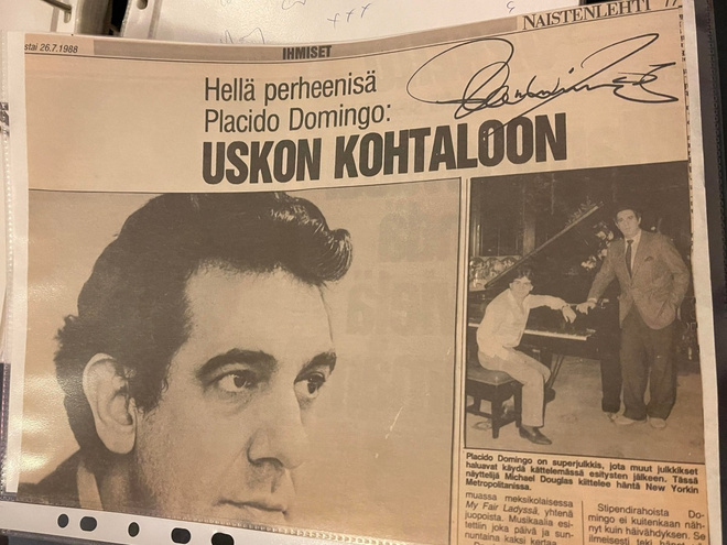 Placido Domingo lehtikuva nimikirjoituksella