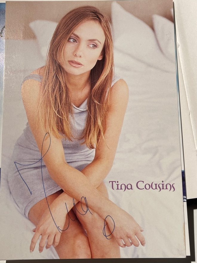Tina Cousins postikortti nimikirjoituksella