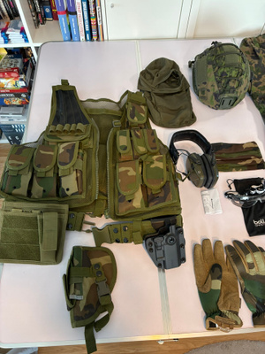 Täydellinen Airsoft-M05-asu kypärineen ja kuulosuojaimineen