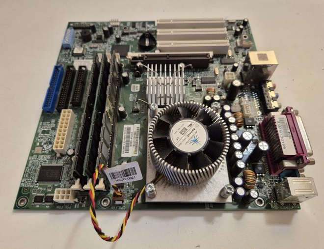 Pentium4 / 1800 emolevy + cpu + cooler + 640Mb RAM
