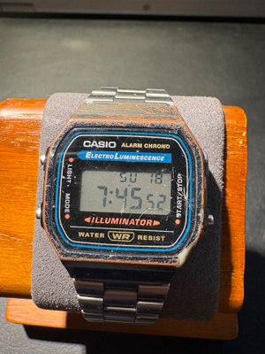 Casio A168 Illuminator – digitaalinen rannekello, retro
