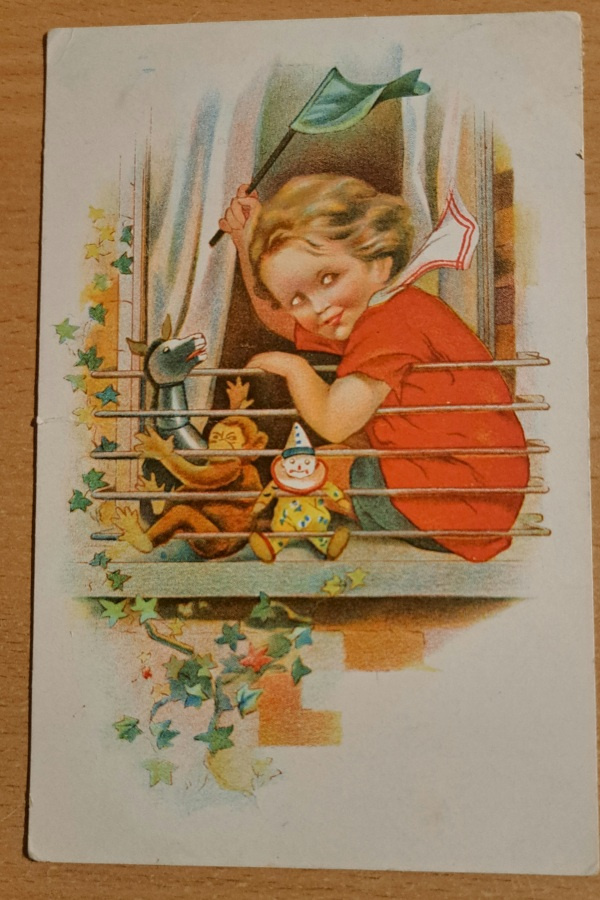tyttö istuu ikkunalla lelujen kanssa,, kulkenut 1920
