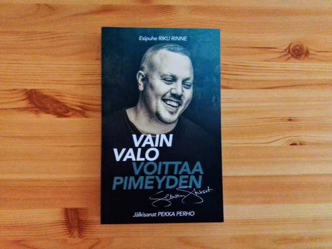 Sebastian Stakset: Vain valo voittaa pimeyden