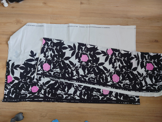 Marimekko Ruusupuu kangas 2 pitkää verhoa