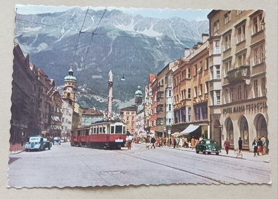 Innsbruck;pääkatua, raitiovaunu, liikkeitä, vuoret taustalla
