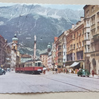 Innsbruck;pääkatua, raitiovaunu, liikkeitä, vuoret taustalla - pikkukuva 1