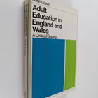 John Lowe : Adult education in England and Wales : a crit... - pikkukuva 1