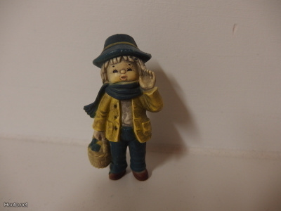 Kiva vintage figuuri , poika kori kädessä