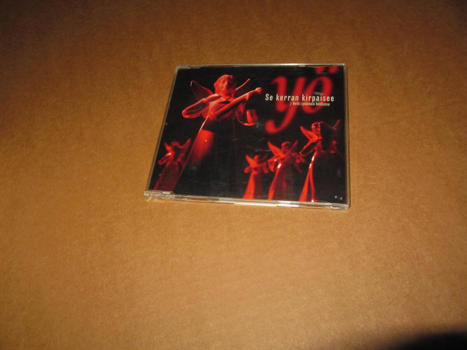 YÖ CDS Se kerran kirpaisee+1 v.2003 UUSI