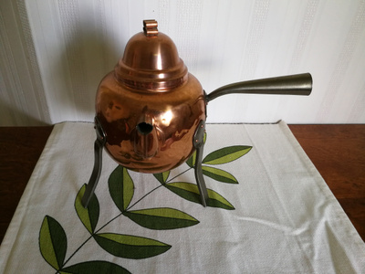 Kuparipannu kolmella jalalla