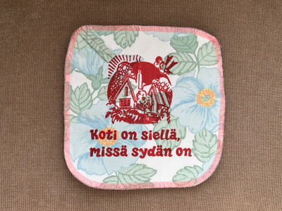 Patalappu tekstillä ”Koti on siellä, missä sydän on”