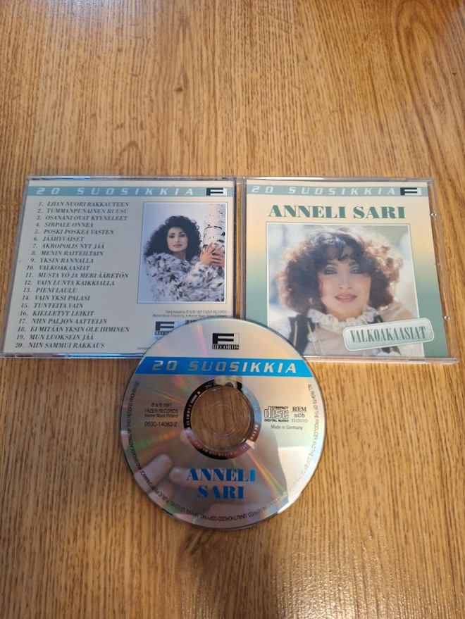 Anneli Sari-20 Suosikkia Valkoakaasiat