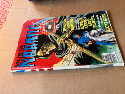 MUSTANAAMIO 8/1990